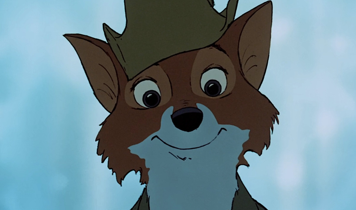 Robin Hood de Disney, un renard anthropomorphe en vert, sourit directement à la caméra pendant la chanson 