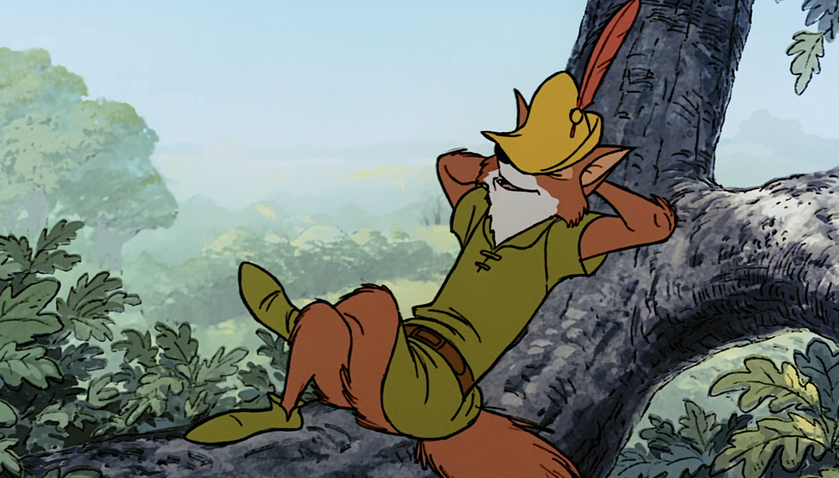 Robin Hood de Disney, un renard anthropomorphe en vert, se prélasse nonchalamment sur le dos sur une branche d'arbre avec son chapeau pointu couvrant partiellement son visage dans le film d'animation de 1973