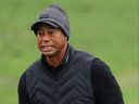 Tiger Woods, des États-Unis, réagit sur la zone d'entraînement avant son troisième tour du tournoi des maîtres 2023 au Augusta National Golf Club le 08 avril.