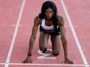 La sprinteuse française Halba Diouf, 21 ans, une athlète transgenre qui rêve de participer aux Jeux Olympiques et Paralympiques de Paris 2024, assiste à une séance d'entraînement sur une piste d'athlétisme à Aix-en-Provence, France le 3 mai 2023.  