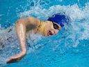 Lia Thomas, de Pennsylvanie, nage le 100 m nage libre lors d'une compétition de natation, le samedi 8 janvier 2022, à Philadelphie. 