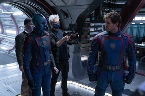 James Gunn dirige Chris Pratt et Karen Gillan dans une scène des Gardiens de la Galaxie Vol.  3.