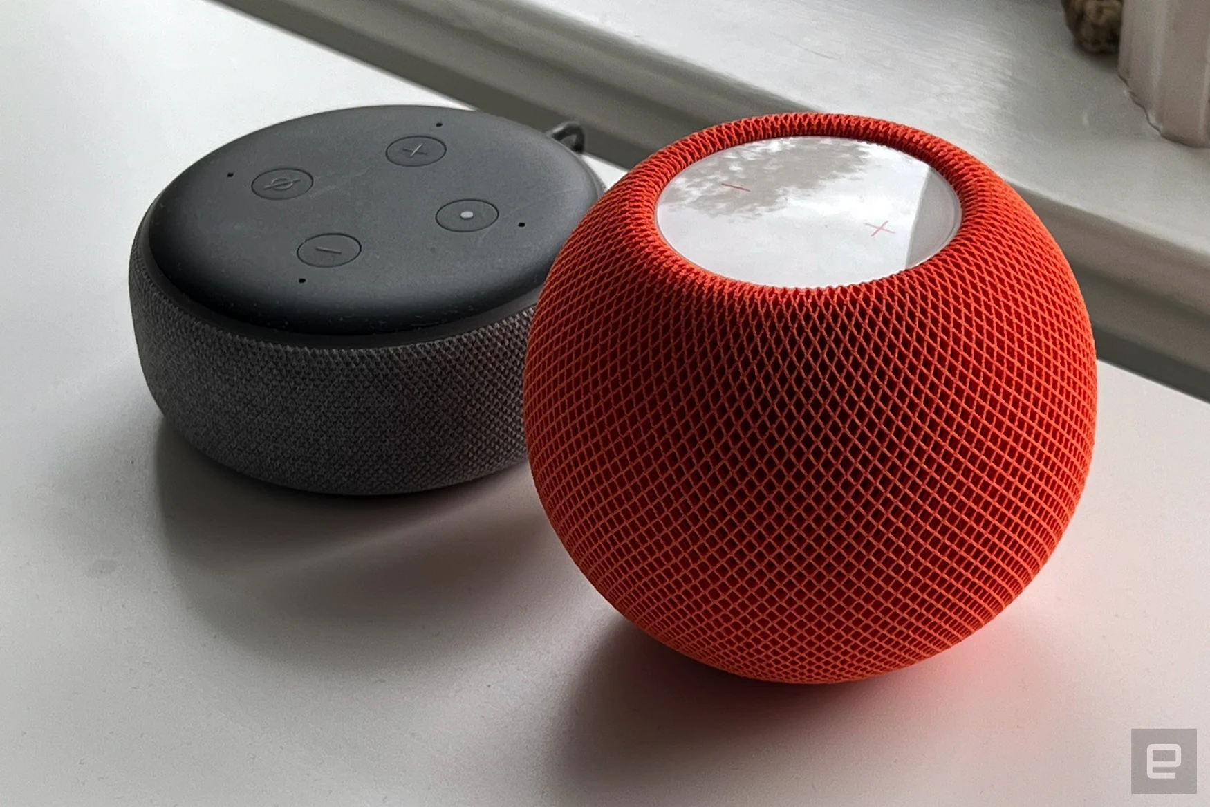 Apple HomePod mini et Amazon Echo Dot