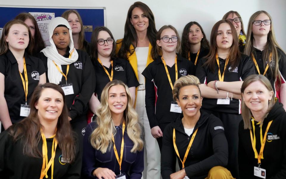 La princesse de Galles pose avec Dame Kelly Holmes et des élèves de l'école St Katherine à Bristol lors d'un événement caritatif pour le développement des jeunes à Bath – AP/AP