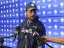Le centre des Maple Leafs Auston Matthews s'adresse aux journalistes lundi.  Il a dit qu'il voulait rester à Toronto à long terme.