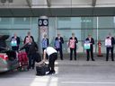 Les pilotes de WestJet Airlines se tiennent sur une ligne de piquetage à l'aéroport Pearson de Toronto le lundi 8 mai 2023. Le PDG de WestJet, Alexis von Hoensbroech, affirme qu'il reste un écart énorme entre l'offre de la compagnie aérienne aux pilotes et la contre-proposition du syndicat pour un nouveau contrat alors que la grève se profile.