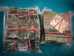 Document photo de l'argent saisi.  De multiples accusations ont été portées contre quatre présumés trafiquants de drogue associés aux Hells Angels sur l'île de Vancouver le 30 novembre 2022.