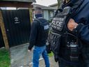 La police était sur place lorsque des représentants du gouvernement ont traversé l'ancien club-house des Hells Angels East End à Vancouver.  Le gouvernement de la Colombie-Britannique a saisi le tuyau au moyen d'une ordonnance de confiscation civile.