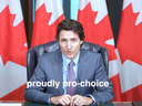 Une capture d'écran d'une vidéo diffusée par le premier ministre Justin Trudeau pour dénoncer un projet de loi d'initiative parlementaire conservateur qui durcirait les peines pour les agressions contre les femmes enceintes.  Trudeau a qualifié cela de tentative conservatrice de 