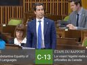 Le député libéral Anthony Housefather se lève à la Chambre des communes le jeudi 11 mai 2023 pour voter contre une motion de procédure sur le projet de loi C-13, le projet de loi fédéral visant à réformer la Loi sur les langues officielles.