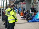 Des policiers de Vancouver patrouillent la rue East Hastings le jeudi 20 avril 2023. Le chef conservateur Pierre Poilievre a souligné l'augmentation des décès par surdose en Colombie-Britannique comme preuve que les politiques libérales en matière de drogue ont échoué.