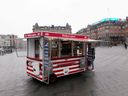 Un stand de saucisses est vu à côté de l'hôtel de ville de Copenhague, au Danemark, le 18 janvier 2021. 