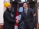 Le chef du NPD, Jagmeet Singh, rencontre le premier ministre Justin Trudeau sur la colline du Parlement à Ottawa, le 14 novembre 2019.