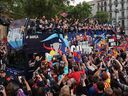 Les joueuses de l'équipe féminine de football du FC Barcelone défilent à bord d'un bus à toit ouvert, pour célébrer leur titre en Liga.