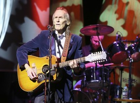 Gordon Lightfoot se produit au Massey Hall de Toronto, le 23 novembre 2016.
