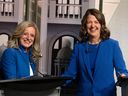 La chef du NPD de l'Alberta, Rachel Notley, et la chef de l'UCP, Danielle Smith, se serrent la main alors qu'elles posent pour une photo avant leur débat à CTV Edmonton, le jeudi 18 mai 2023.