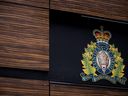 Un conducteur de l'île de Vancouver accusé d'avoir renversé une fillette de quatre ans à vélo est encore plus en difficulté après que la police a vérifié son dossier.  Le logo de la GRC est visible à l'extérieur de la Gendarmerie royale du Canada 