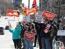 Grévistes de l'AFPC sur la rue Elgin à Ottawa, le 20 avril 2023. L'AFPC a publié tous les détails de certaines de ses ententes de principe conclues avec le Secrétariat du Conseil du Trésor du Canada plus tôt ce mois-ci.