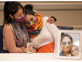Kyla Frenchman, mère du bébé Tanner Brass, est réconfortée par sa sœur à Saskatoon, en Saskatchewan.  le mercredi 2 mars 2022.