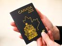 Le gouvernement a déclaré mercredi que le nouveau passeport canadien sera le premier document au monde du genre à faire référence au nouveau monarque d'Angleterre, le roi Charles, dans le texte de la deuxième page.  Ironiquement, cette référence se trouve sous l'ancienne version des armoiries du Canada.