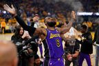 4 mai 2023 ;  San Francisco, Californie, États-Unis ;  L'attaquant des Los Angeles Lakers LeBron James (6) lance de la poudre en l'air avant le début du deuxième match des éliminatoires de la NBA 2023 contre les Golden State Warriors au Chase Center. 