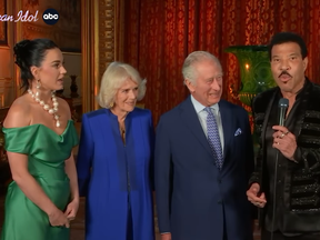 De gauche à droite, Katy Perry, la reine Camilla, le roi Charles et Lionel Ritchie dans American Idol le 7 mai 2023.