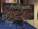 Une peinture liée au gang des Red Scorpions, faisant partie des objets saisis par la police et exposés lors d'une conférence de presse.