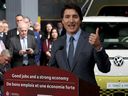 Le premier ministre Justin Trudeau prend la parole lors d'une conférence de presse à St. Thomas, en Ontario, le 21 avril 2023. Volkswagen ouvre une usine de batteries pour véhicules électriques dans la ville, avec l'aide de 13 milliards de dollars en subventions du gouvernement fédéral.