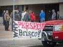 Les partisans du Freedom Convoy se sont rassemblés pour soutenir l'agent du service de police de Windsor Michael Brisco le 6 février 2023, en dehors de son audience pour inconduite interne.