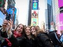 Les fans prennent une photo lors de l'événement de lancement de la coupe du monde de la FIFA 2026 à New York/New Jersey à Times Square.
