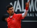 Novak Djokovic de Serbie réagit lors de son match de quart de finale contre Holger Rune du Danemark.