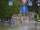 Une rue inondée est photographiée à Cesena le 17 mai 2023 après que de fortes pluies ont provoqué d'importantes inondations dans le centre de l'Italie.