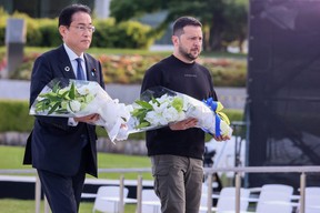 Le Premier ministre japonais Fumio Kishida, à gauche, et le président ukrainien Volodymyr Zelenskyy se préparent à déposer des couronnes au cénotaphe des victimes de la bombe atomique au parc commémoratif de la paix d'Hiroshima, à la suite de la réunion des dirigeants du sommet du G7 à Hiroshima le 21 mai 2023.
