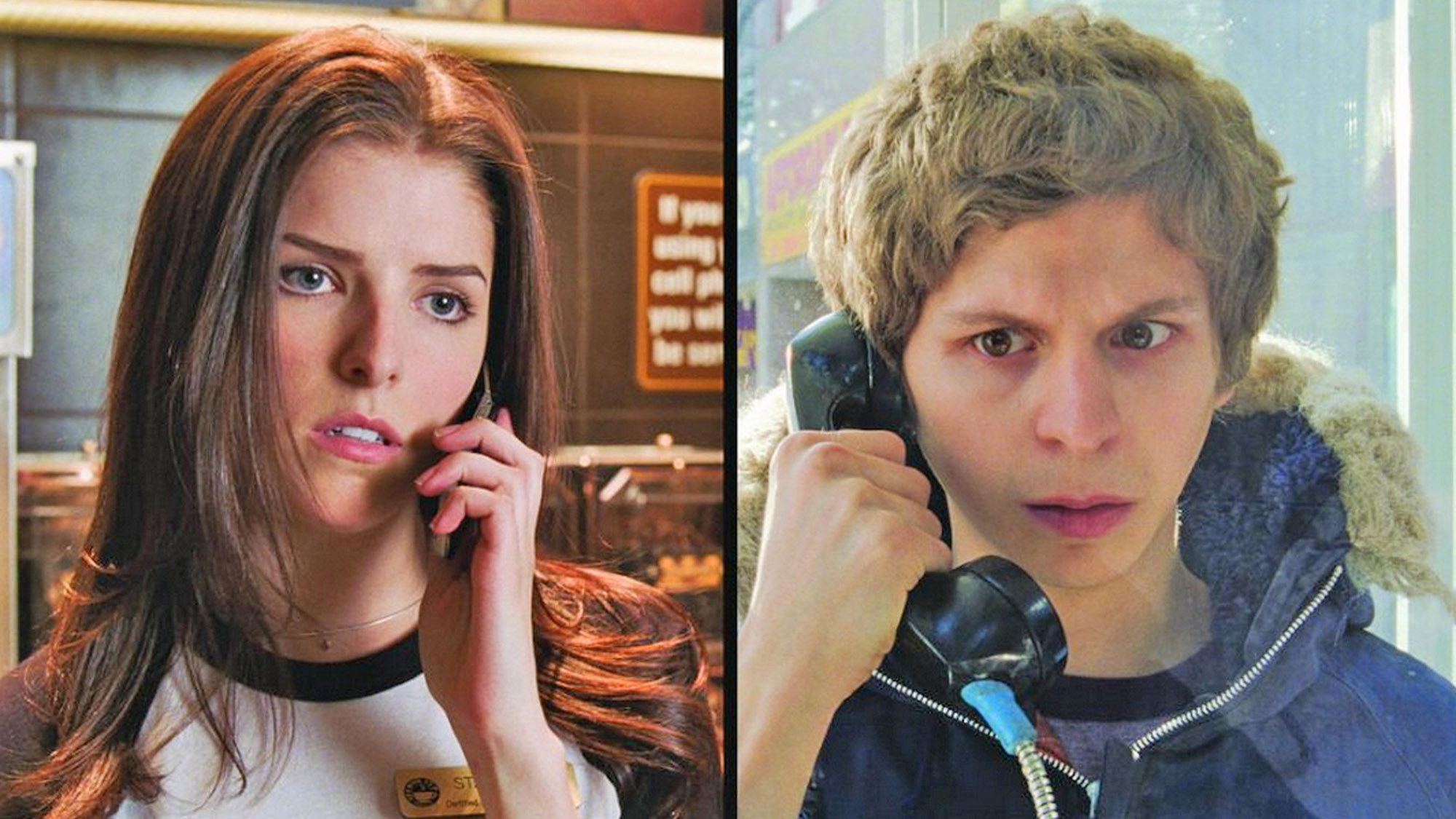(L, R) Anna Kendrick dans le rôle de Stacey Pilgrim et Michael Cera dans le rôle de Scott Pilgrim parlant au téléphone dans Scott Pilgrim contre le monde