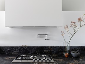 Un comptoir en granit en cuir séduisant apporte une profondeur visuelle à la cuisine de la designer Alisha Sturino.