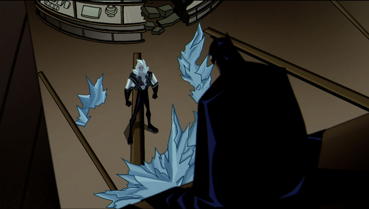 M. Freeze se tient au sol pendant que Batman s'accroupit dans les chevrons et ils se regardent dans une image de The Batman
