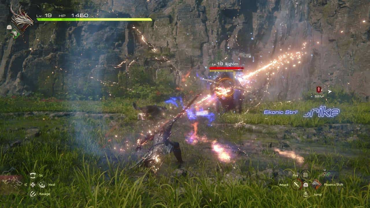 Aperçu du gameplay de Final Fantasy 16 : Clive se bat contre un Bighorn dans un marais herbeux.