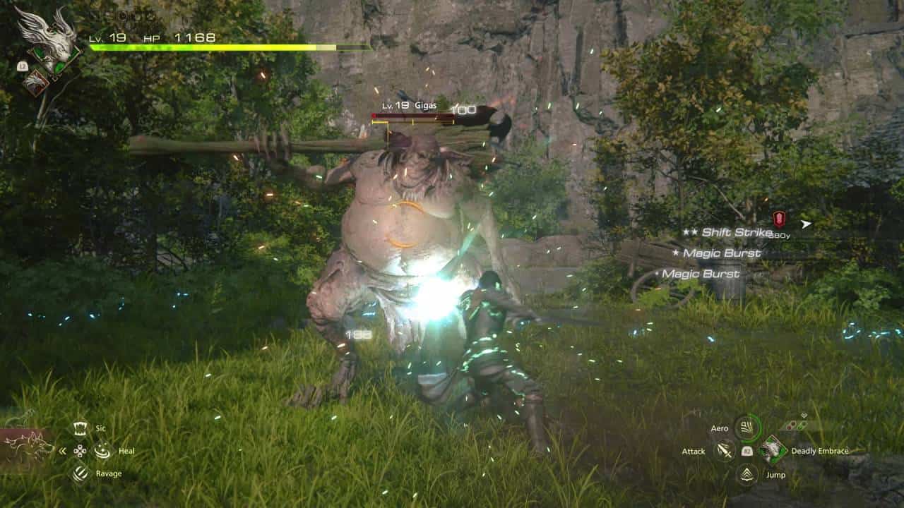 Aperçu du gameplay de Final Fantasy 16 : Clive combattant un Gigas parmi des arbres.