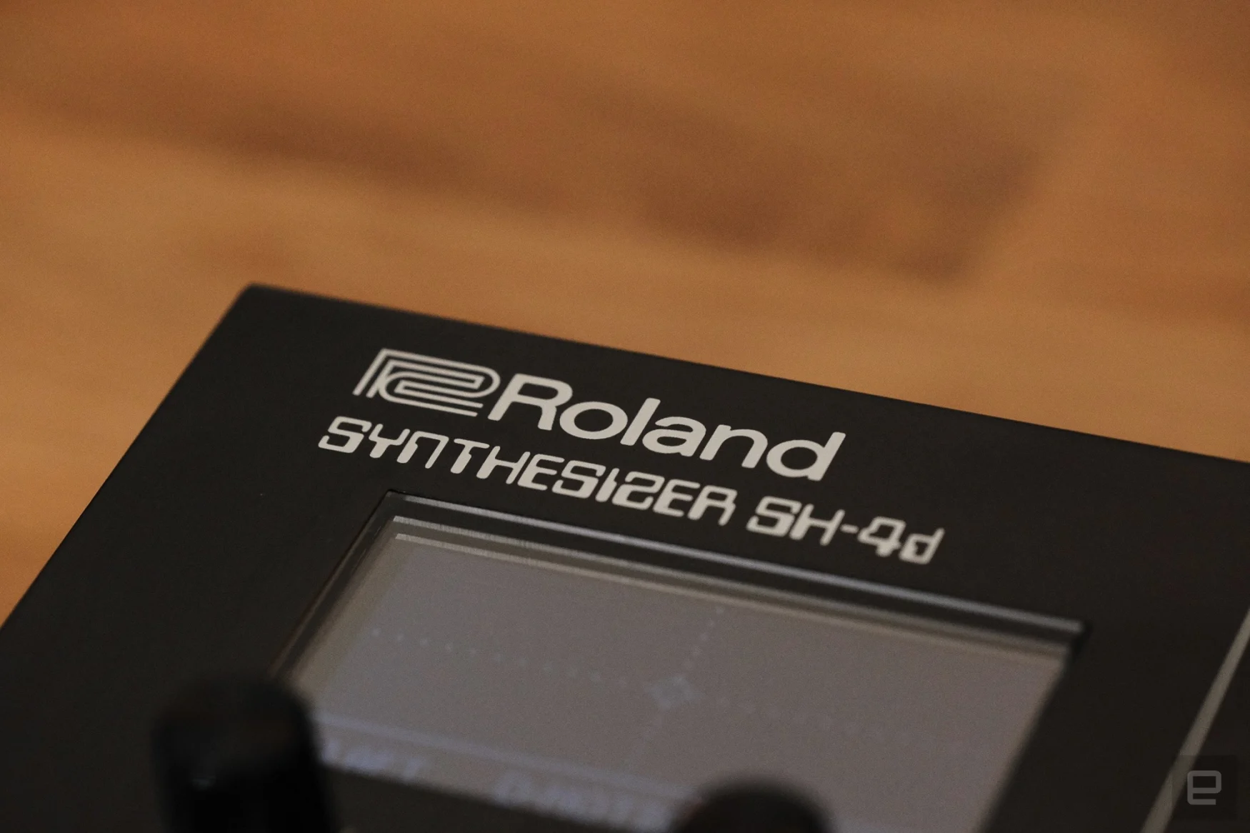 Un autre gros plan du logo Roland SH-4d. 
