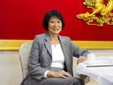 Olivia Chow dans un restaurant du quartier chinois de Toronto, où elle a annoncé sa candidature à l'élection du maire de la ville, le 17 avril 2023.