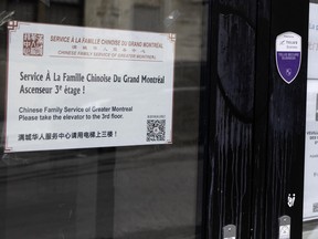 Une pancarte sur la porte d'entrée du Service à la Famille Chinoise du Grand Montréal, l'un des deux endroits de la région de Montréal faisant l'objet d'une enquête de la GRC pour être de possibles « postes de police » gérés par le gouvernement chinois.