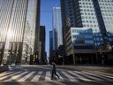 Un piéton traverse la rue dans le quartier financier de Toronto.  Les prêteurs semblent travailler avec leurs clients pour éviter des faillites coûteuses.