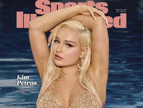 La pop star allemande Kim Petras est l'un des modèles de couverture de cette année pour le numéro de maillot de bain de Sports Illustrated.