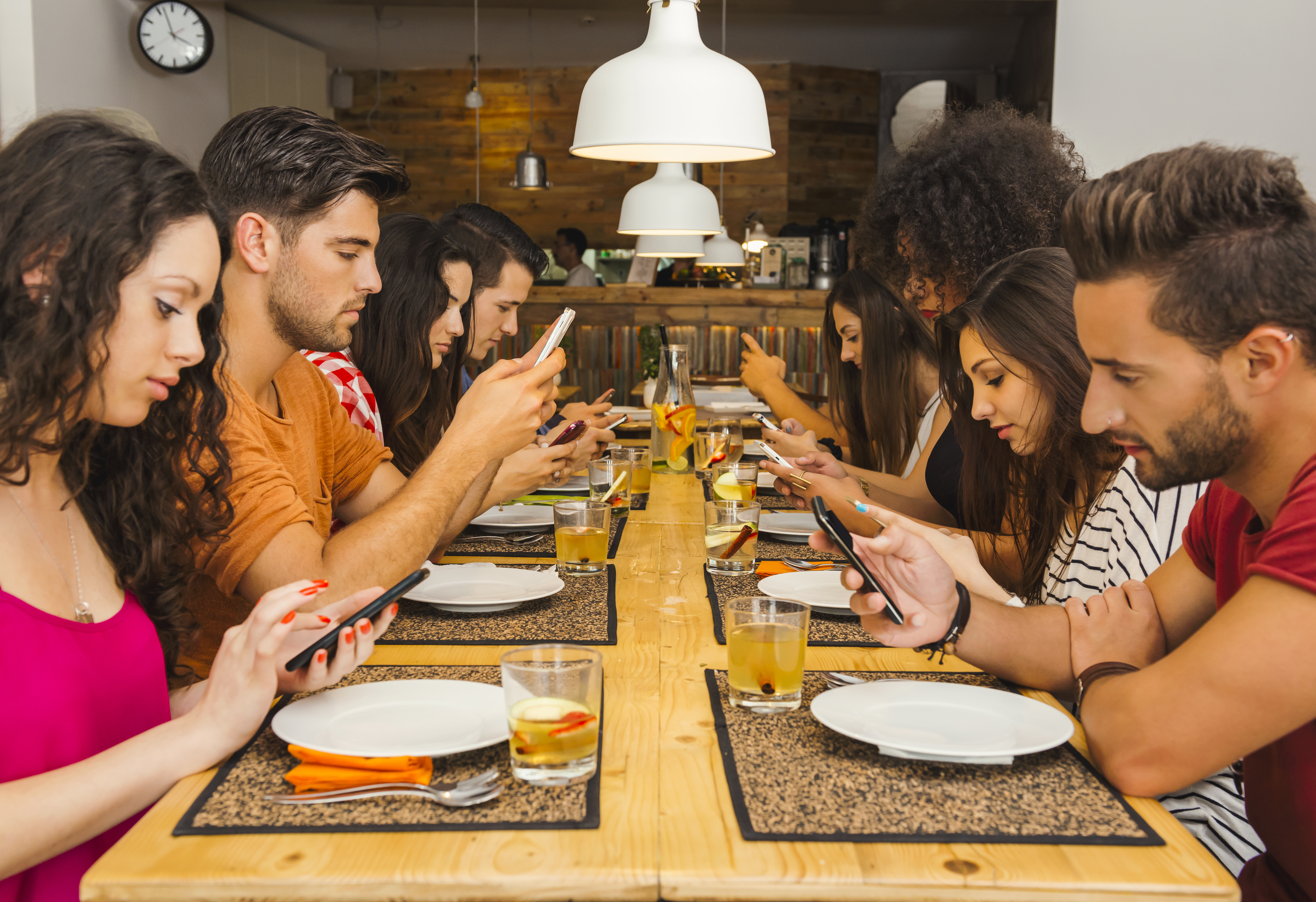Utilisateurs accros au téléphone à table