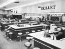 Photo en noir et blanc du restaurant The Skillet à Zellers.