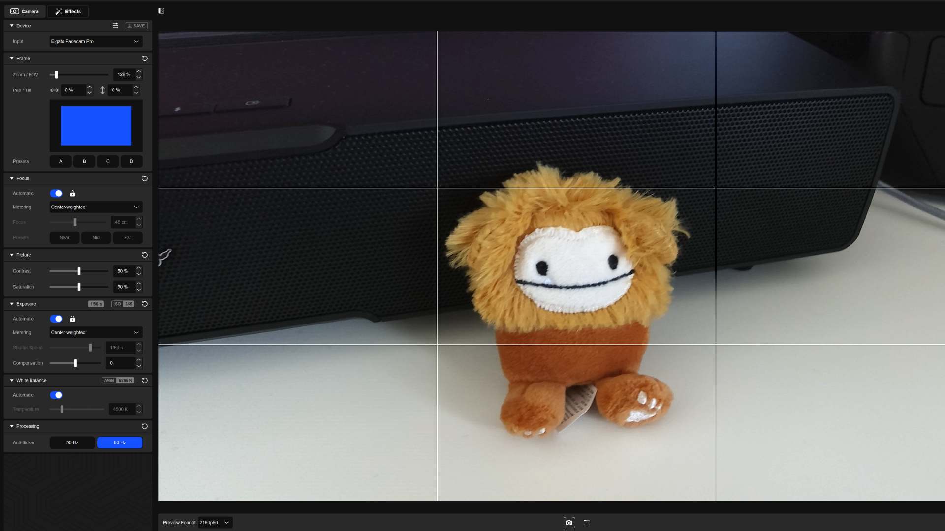 Images Elgato Facecam Pro d'un jouet bigfoot sur un bureau blanc via l'application Camera Hub
