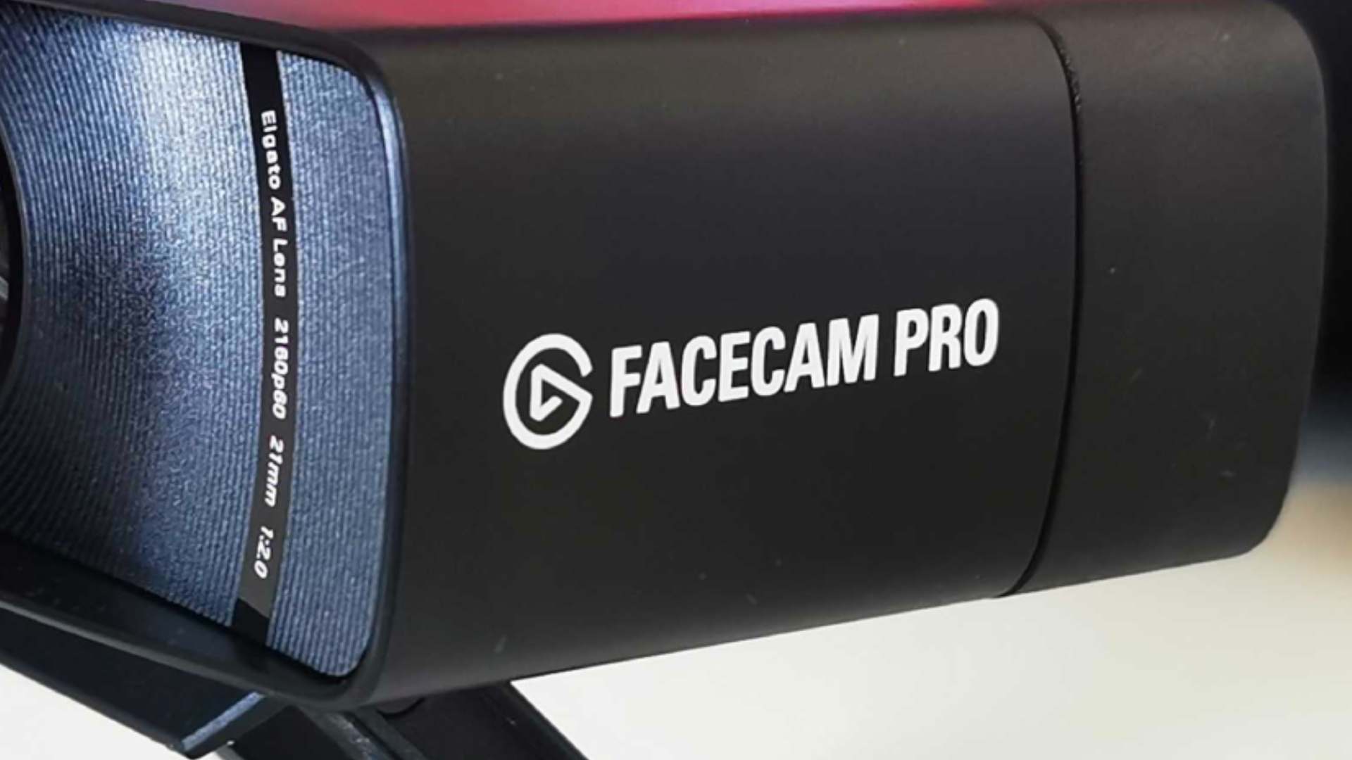 Gros plan du logo Elgato Facecam Pro sur le texte sur le côté de la webcam