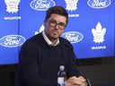 Le directeur général des Maple Leafs de Toronto, Kyle Dubas, prend la parole lors d'une conférence de presse de fin de saison.
