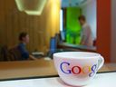 Un logo Google sur une tasse de café géante dans les bureaux de l'entreprise à Berlin.