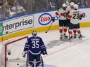 Les joueurs des Panthers célèbrent après avoir marqué un but contre le gardien des Maple Leafs Ilya Samsonov lors des séries éliminatoires de deuxième ronde à Toronto ce mois-ci.